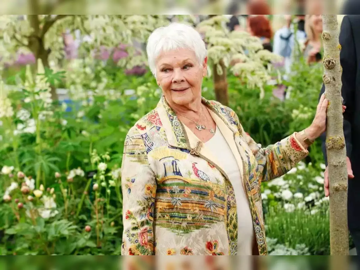 For the strangest reason, according to Dame Judi Dench, one performer would never meet her gaze.